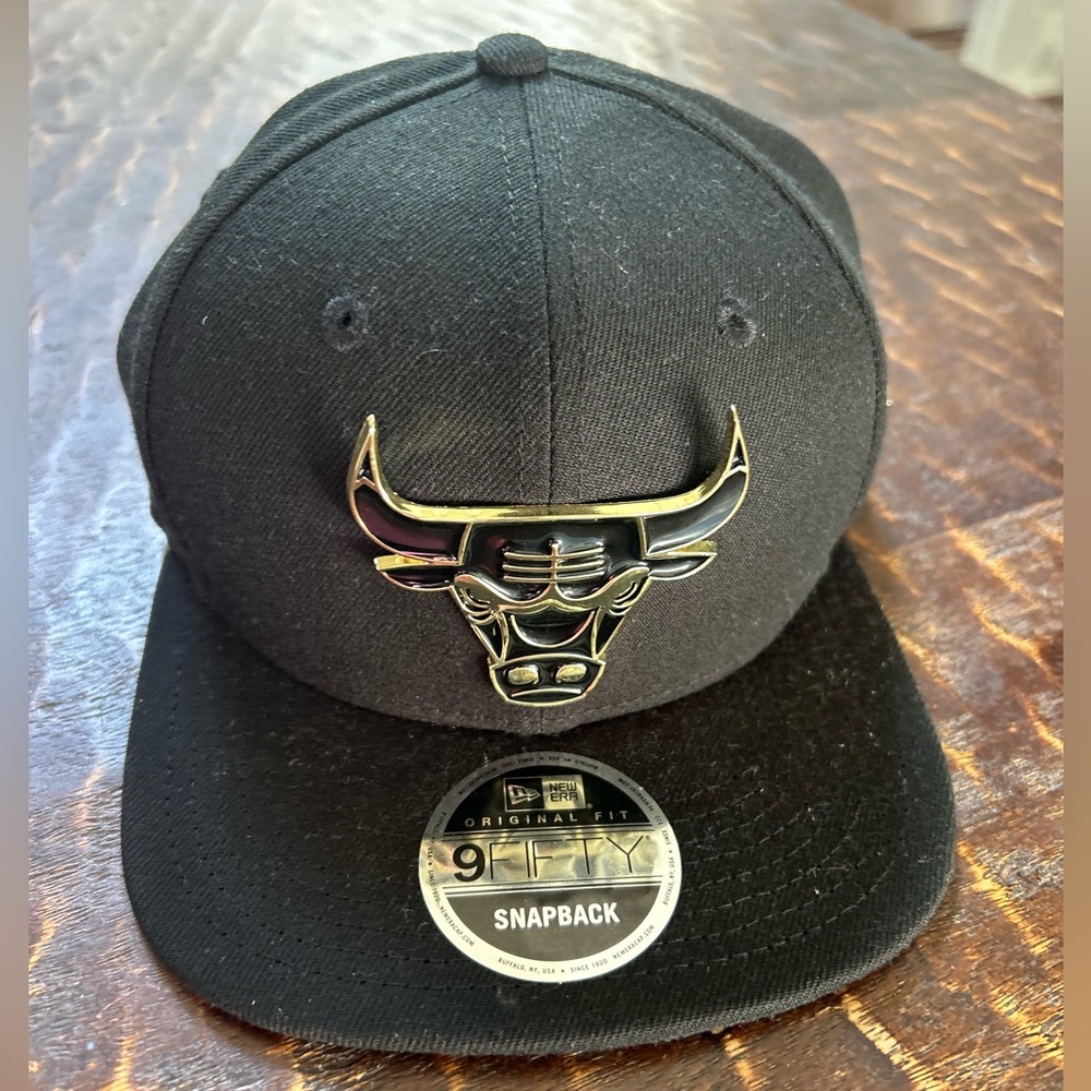 Era Chicago Bulls Snapback Black Hat Gold Metal Badge
